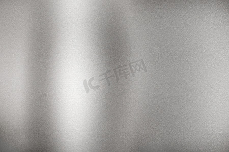 金属拉丝银背景摄影照片_拉丝银波金属板，抽象纹理背景