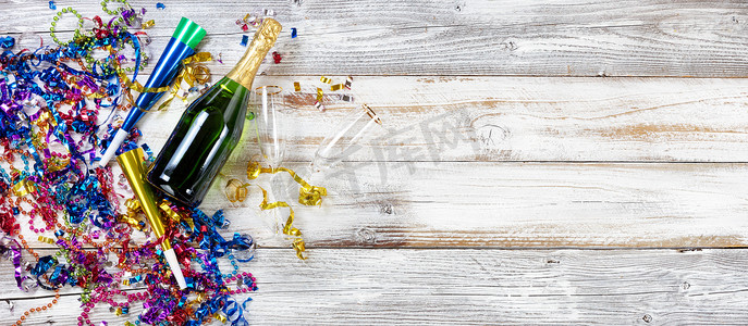 质朴的白木上的新年派对装饰和香槟