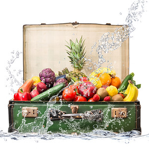 手提箱里的水果掉进水里