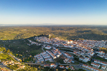 从 Serra de Sao Mamede 山脉看葡萄牙阿连特茹的 Castelo de Vide 空中无人机