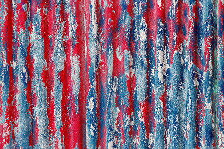 波纹镀锌钢板纹理上的红色和蓝色油漆层剥落的彩色杂色