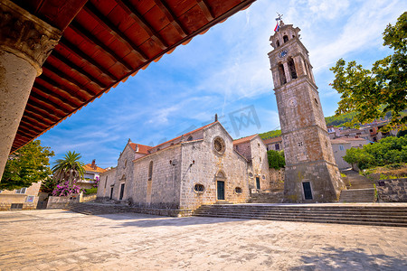 科尔丘拉岛上历史悠久的石头广场镇旅馆和楚的布拉托