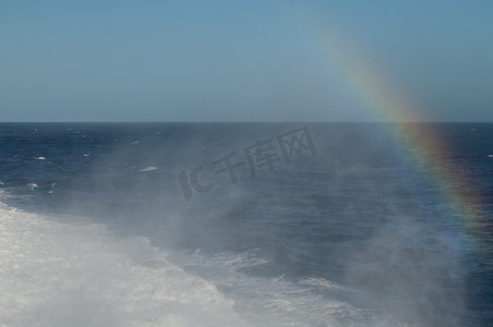 尾迹摄影照片_一艘船留下的尾迹和彩虹。