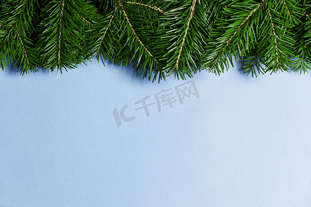 冷杉树枝的圣诞边框
