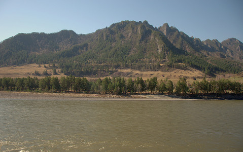 卡通河流摄影照片_风景如画的山谷，阿尔泰山脉的一条河流。