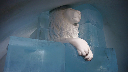 水冰月卡通摄影照片_Jukkasjarvi，瑞典，2020 年 2 月 27 日。其中一件雕塑