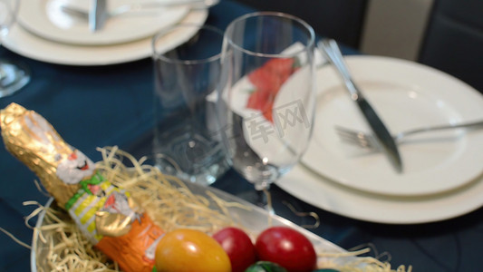 节日餐桌摄影照片_3d 插图-复活节节日餐桌与兔子和鸡蛋装饰