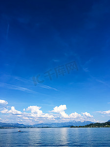 我理想中的摄影照片_田园诗般的瑞士风景，瑞士里希特斯维尔的苏黎世湖景观，山脉，苏黎世湖的蓝水，天空作为夏季自然和旅游目的地，是风景艺术印刷品的理想选择