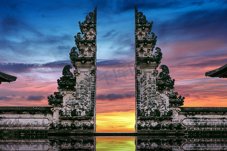 寺庙大门摄影照片_印度尼西亚巴厘岛 Lempuyang Luhur 寺庙的寺庙大门。