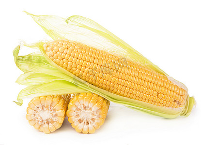 白色背景中带绿叶的生玉米