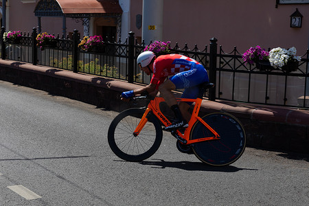 白俄罗斯明斯克 - 2019 年 6 月 25 日：来自克罗地亚巴拉克的自行车手参加了 2019 年 6 月 25 日在白俄罗斯明斯克举行的第二届欧洲运动会男子分体赛个人赛
