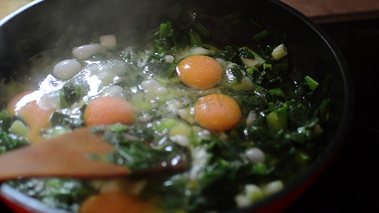 3d 插图-用木勺搅拌切碎的洋葱油炸和鸡蛋烹饪