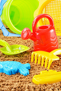 沙坑摄影照片_在沙坑或沙滩上玩耍的塑料儿童玩具