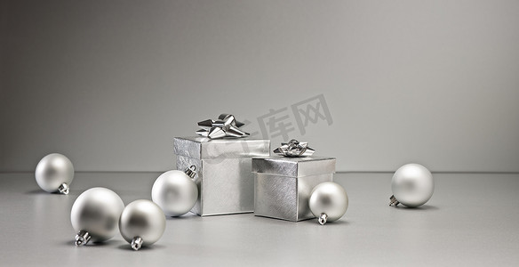银色球体摄影照片_银色的小玩意和礼物