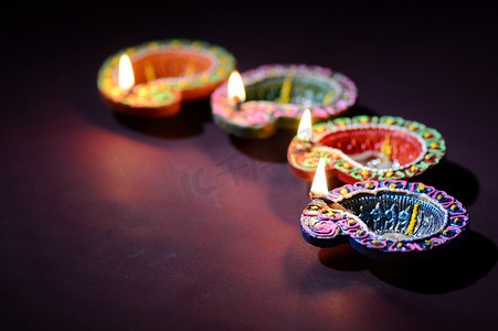 排灯节庆祝活动期间点燃的粘土 diya 灯。