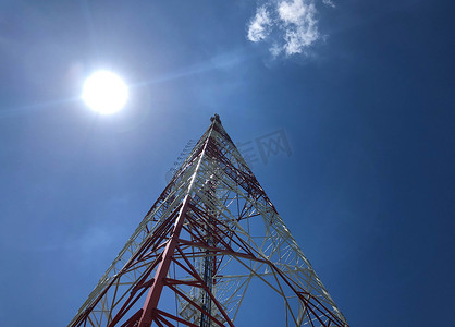 雷达信号摄影照片_高塔红色和白色信号塔在清楚的天空天
