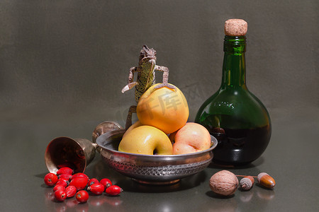 静物画中，一只雌性也门变色龙坐在绿苹果上，旁边是绿瓶和梅尔基奥尔玻璃