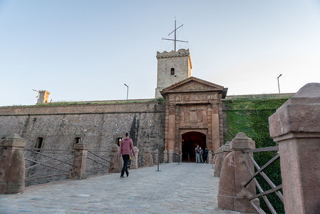 追溯摄影照片_Montjuic Castle 是一座古老的军事要塞，其根源可追溯到 b