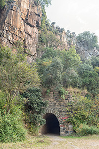 姆普马兰加摄影照片_Waterval Boven 历史悠久的铁路隧道东侧