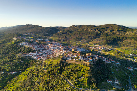 从 Serra de Sao Mamede 山脉看葡萄牙阿连特茹的 Castelo de Vide 空中无人机