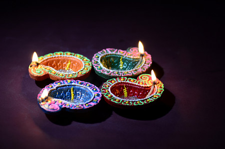 灯笼欧美风摄影照片_五颜六色的粘土 Diya（灯笼）灯在排灯节庆祝活动中点亮。