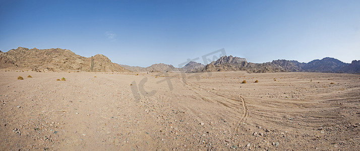 炎热摄影照片_炎热气候下贫瘠的岩石沙漠景观