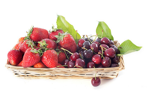 篮子里的草莓摄影照片_篮子里的草莓和樱桃
