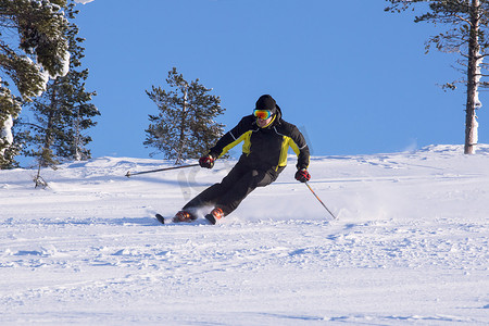 滑雪者摄影照片_滑雪者在山中