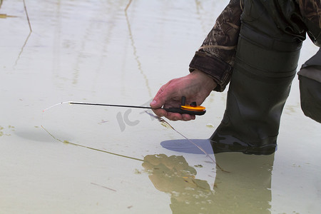 春季在坍塌的冰上钓鱼