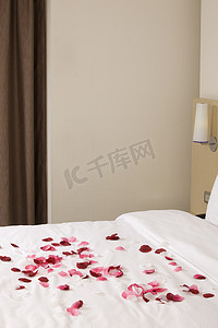 有大床和红色花的旅馆房间