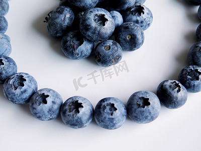 脱脂摄影照片_新鲜成熟的蓝莓