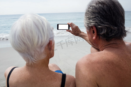 老年夫妇在手机上自拍