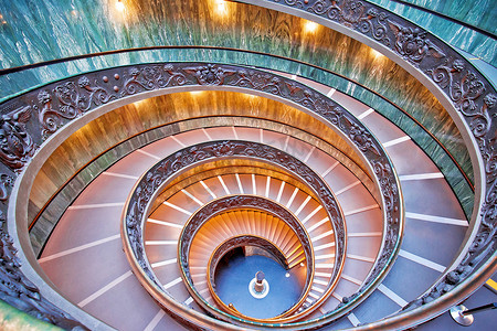 漩涡楼梯摄影照片_梵蒂冈漩涡楼梯从上面色彩缤纷的景色