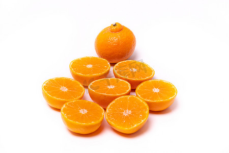 一套切成两半的橘子