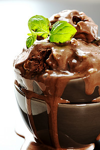 巧克力冰淇淋球摄影照片_薄荷巧克力冰淇淋
