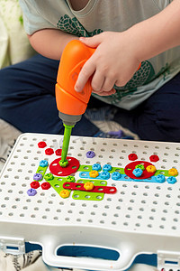 一个孩子玩玩具螺丝刀收集设计师
