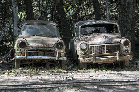 车阴影摄影照片_两辆废弃的旧车。