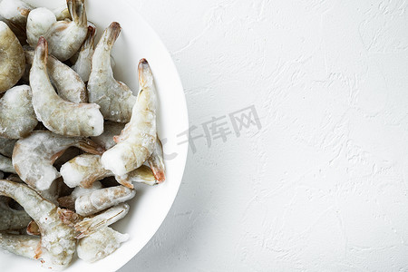 虎文字摄影照片_冷冻生的未煮过的虎虾，虾，在白石表面，顶视图平躺，有文字复制空间