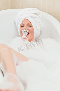 头戴毛巾洗澡的迷人女人