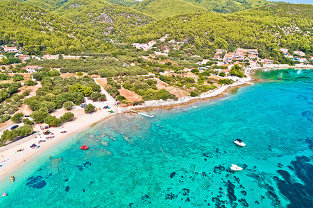 科尔丘拉岛鸟瞰图上风景秀丽的绿松石海滩