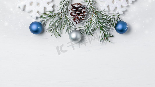 明亮的圣诞作文，设计空白 — 雪花、圣诞树枝和锥体、复制空间、文本位置、平铺