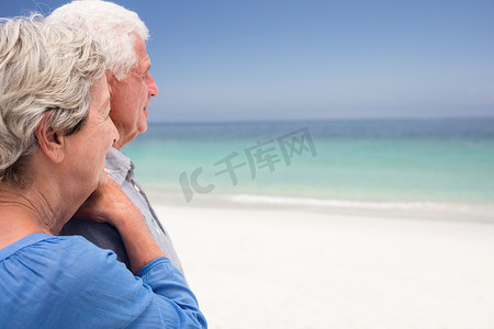 老人看海摄影照片_看海的愉快的资深夫妇