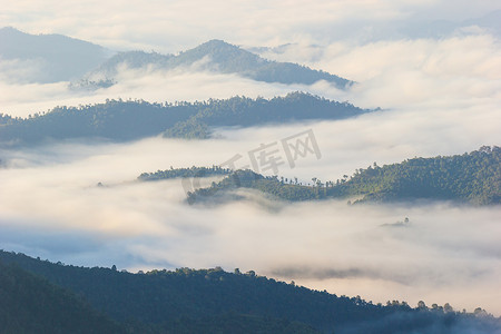 清晨，雾气沿着山峦移动，阳光明媚