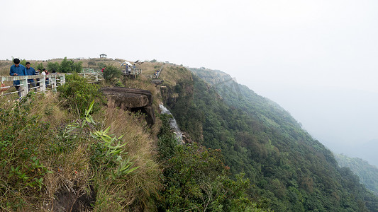 稀薄摄影照片_Wah Kaba 瀑布，Cherrapunji，印度梅加拉亚邦，2019 年 5 月——Wakaba 是一个层叠的瀑布，从陡峭的岩壁下降，水流稀薄，落入峡谷，周围峡谷的美景尽收眼底。