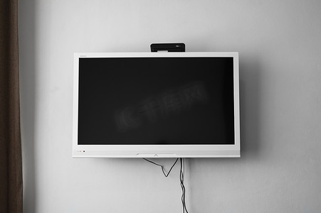 液晶或 LED 电视屏幕挂在墙上，房间内配有电视调谐器，用于室内装饰设计。