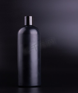洗发素广告摄影照片_黑色背景中的黑色洗发水瓶