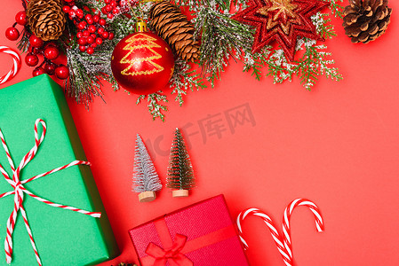 绿色的圣诞礼盒摄影照片_圣诞绿色礼盒和装饰品，r 上的杉树枝