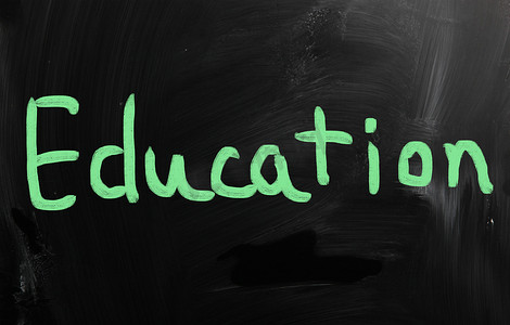 “教育”用白色粉笔在黑板上手写