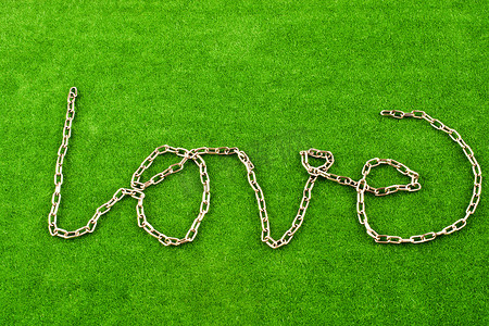 链在草地上形成爱这个词