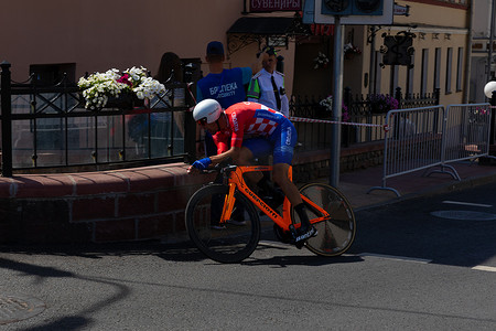 赛拉摄影照片_白俄罗斯明斯克 - 2019 年 6 月 25 日：来自克罗地亚巴拉克的自行车手参加了 2019 年 6 月 25 日在白俄罗斯明斯克举行的第二届欧洲运动会男子分体赛个人赛